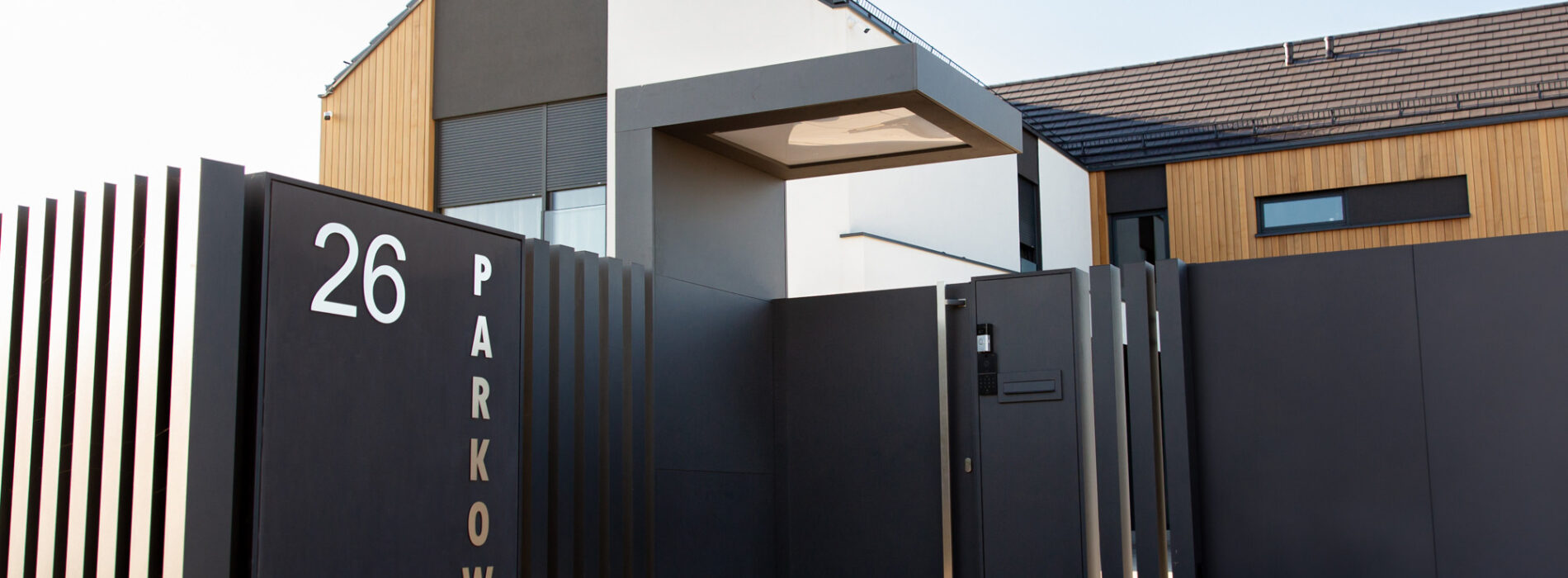 Ogrodzenie domu jednorodzinnego – jak wybrać trwałe i estetyczne rozwiązanie?