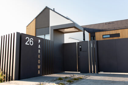 Ogrodzenie domu jednorodzinnego – jak wybrać trwałe i estetyczne rozwiązanie?