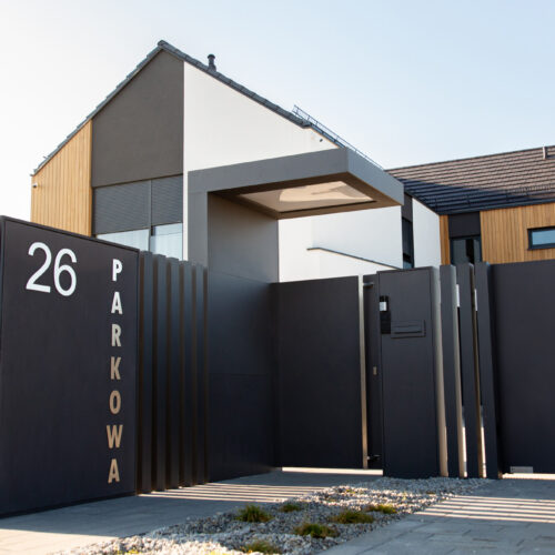 Ogrodzenie domu jednorodzinnego – jak wybrać trwałe i estetyczne rozwiązanie?